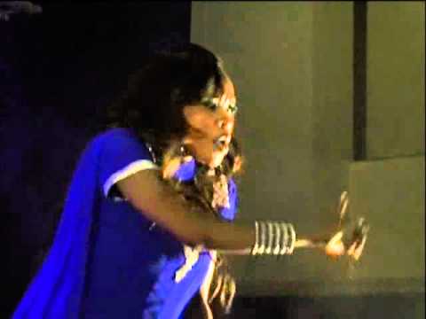 sabou - Assa Drame est une chanteuse griotte du Mali résidant à Paris. Extrait du DVD