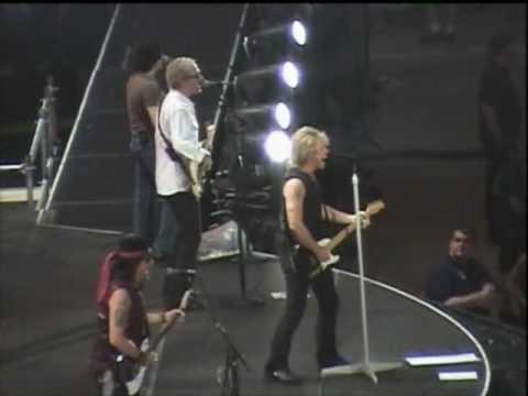 Tekst piosenki Bon Jovi - Rockin in the free world po polsku