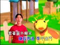 牽牛花作詞：施人誠　作曲：阿牛我愛的人愛別人　嫌我長相不夠迷人枉費我很勤奮向上和誠懇　怎麼美麗人生只給美麗的人我愛的人愛別人　嫌我賺錢太慢吞吞這種慘案三不五時就發生　　難免我的自尊會有點裂痕也許是愛情討厭我們也許我們沒到緣份但無論如何還是要堅忍讓孤單把我們鍛鍊成更好的人也許是別人錯過我們　也許他們沒有福份平凡如牽牛花的男人　牽牛花般的女人要很有品味才聞得到芳香靈魂　唉呦啦啦一ㄟ一ㄟ一我愛的人愛別人　嫌我沒有嫵媚眼神難道非要長得傾國和傾城　一個女生才能獲得真心的吻我愛的人愛別人　嫌我普通帶不出門看著窗外嘲笑我的霓虹燈　這花花世界　沒有我的份
