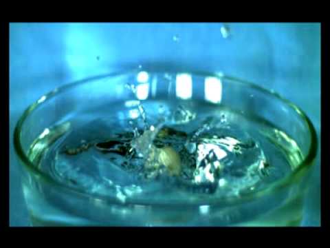 Падение шарика в ёмкость с водой. See video