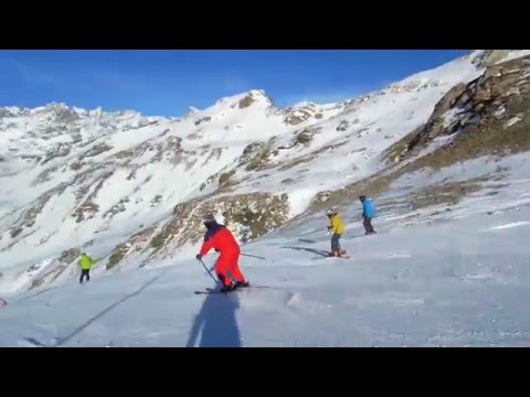 Сноубордисты и лыжники на склонах в Червинии