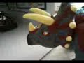dinosaurio ataca taller mecanico