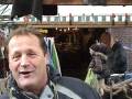 Albert Cuyp Marktondernemer dhr. Nanta zingt Wij zijn de Zwarte Schapen voor de Zijderoutebus prom 23 nov 08