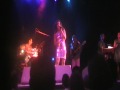 miss dominique la diva de la nouvelle star a marqu� son retoour sur sc�ne � l'alhambra paris.