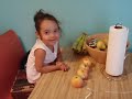 Leyla counts apples