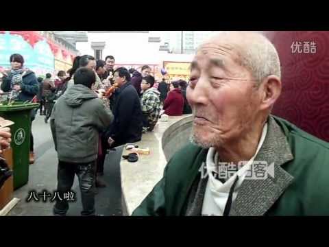 88岁抗日老兵垃圾桶捡食充饥称自己幸福(视频)