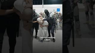 Salvador : Des Vénézuéliens victimes d’abus à la prison CECOT