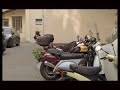 Video divertente di un motociclista afflitto dalla forfora.
