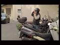 Video divertente di un motociclista afflitto dalla forfora.