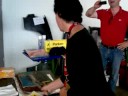 Rosi schneidet Preludekuchen an Rosi schneidet Preludekuchen an