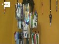 Un mesero expone más de dos mil bolígrafos olvidados por sus clientes