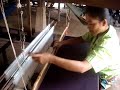une femme m'accueille dans sa maison et m'explique le tissage de la soie

a woman welcomes me in her house and explains how making silk materials by showing
