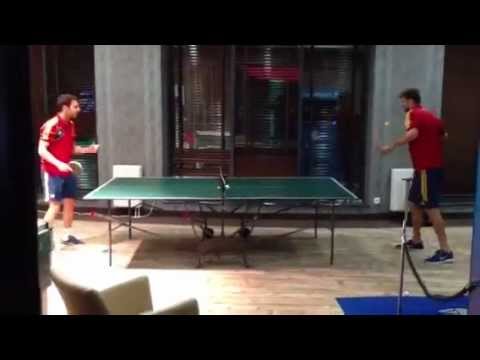 Gerard Piqué y Cesc Fábregas juegan ping pong