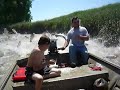 Рыба атакует лодку