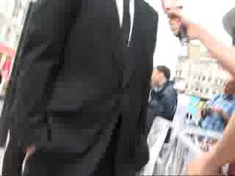 Angus, Thongs and Perfect Snogging premiere Video