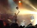 Drake Bell destruye su guitarra en mty