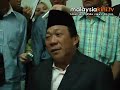 kinabatangan mp bung moktar radin has succeeded in his appeal to set aside his jail sentence for committing polygamy without the syariah court's consent. instead, the shah alam syariah high court converted the sentence to a fine of rm1,000. judge mukhyiddin ibrahim, said the offence warrants a maximum fine and not imprisonment. bung moktar and his second wife, actress zizie izette abdul samad, were in tears as the decision was announced. full story here: www.malaysiakini.com