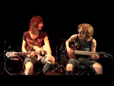 to the stage - http://tabs.ultimate-guitar.com/a/asking_alexandria/to_the_stage_tab.htm ben and cameron of asking alexandrea teaching how to play to the stage (ben y camero...