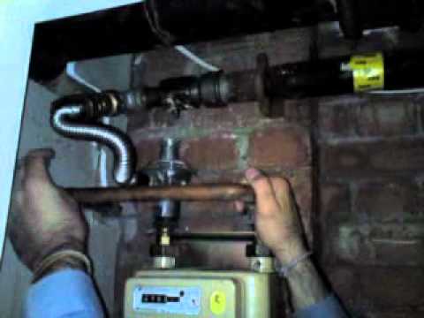 how to report a gas leak uk