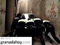 Polic�a y bomberos sacan un coche encajonado en una calle