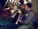 Tocando piano em Memphis Tocando piano em Memphis
