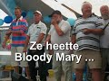 zingen met de troubadour tijdens de feestweek van skuytevaert (30-07-2006).
tekst bloody mary: steeds zie ik in gedachten weer mijn mary, vloekend en vechtend gelijk een man. overal waar ze kwam schopte ze herrie, ze kon zeilen zoals nu nog niemand kan.
ze heette bloody mary, ze was de schrik der zee. dus drink op bloody mary en op alles wat ze dee....
waar haar schip verscheen was 't erg gauw knokken, en niemand ontsnapte levend, aan 't gevecht. beloningen konden helaas geen mens meer lokken, want iedereen, was aan 't leven, meer gehecht.
ze heette bloody mary, ze was de schrik der zee. dus drink op bloody mary en op alles wat ze dee..
maar op zeek're dag, 't was net na 't eten, viel mary overboord en ging toen heen. ze kon niet zwemmen, dat was ze vergeten. daarom zonk ze naar de diepte, glijk een steen.
dat was dan bloody mary, ze was de schrik der zee. dus drink op bloody mary en op alles wat ze dee....