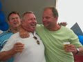 zingen met de troubadour tijdens de feestweek van skuytevaert (30-07-2006).
tekst bloody mary: steeds zie ik in gedachten weer mijn mary, vloekend en vechtend gelijk een man. overal waar ze kwam schopte ze herrie, ze kon zeilen zoals nu nog niemand kan.
ze heette bloody mary, ze was de schrik der zee. dus drink op bloody mary en op alles wat ze dee....
waar haar schip verscheen was 't erg gauw knokken, en niemand ontsnapte levend, aan 't gevecht. beloningen konden helaas geen mens meer lokken, want iedereen, was aan 't leven, meer gehecht.
ze heette bloody mary, ze was de schrik der zee. dus drink op bloody mary en op alles wat ze dee..
maar op zeek're dag, 't was net na 't eten, viel mary overboord en ging toen heen. ze kon niet zwemmen, dat was ze vergeten. daarom zonk ze naar de diepte, glijk een steen.
dat was dan bloody mary, ze was de schrik der zee. dus drink op bloody mary en op alles wat ze dee....