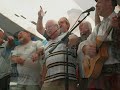 zingen met de troubadour tijdens de feestweek van skuytevaert (30-07-2006).
tekst bloody mary: steeds zie ik in gedachten weer mijn mary, vloekend en vechtend gelijk een man. overal waar ze kwam schopte ze herrie, ze kon zeilen zoals nu nog niemand kan.
ze heette bloody mary, ze was de schrik der zee. dus drink op bloody mary en op alles wat ze dee....
waar haar schip verscheen was 't erg gauw knokken, en niemand ontsnapte levend, aan 't gevecht. beloningen konden helaas geen mens meer lokken, want iedereen, was aan 't leven, meer gehecht.
ze heette bloody mary, ze was de schrik der zee. dus drink op bloody mary en op alles wat ze dee..
maar op zeek're dag, 't was net na 't eten, viel mary overboord en ging toen heen. ze kon niet zwemmen, dat was ze vergeten. daarom zonk ze naar de diepte, glijk een steen.
dat was dan bloody mary, ze was de schrik der zee. dus drink op bloody mary en op alles wat ze dee....