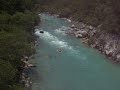 Il ponte di corde sull'Isonzo. Costruito nel 1998 nel medesimo luogo dove ce n'era uno uguale durante la grande guerra, collega le due sponde dell'Isonzo. Vibra un bel po'. Mentre lo percorro, vedo gente che si diverte con le canoe. Un minifilmato ripreso (con la macchina fotografica digitale) domenica 8 luglio 2007, facente parte di una serie di video della gita il cui resoconto si può leggere su http://ferrimarco.blogspot.com