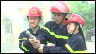 Học viên khóa học kỳ quân đội trải nghiệm kỹ năng phòng cháy chữa cháy