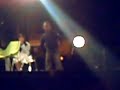 un niño se subio al escenario antes de k subieran a cantar unos grupos de hip hop xd!