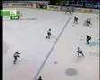 Lance Ward får in en sen tackling på Erkgärds - GRiSHoCKEY