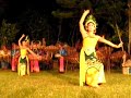 スアールアグンの公演では、ダンサーが現れるパートもあり、ジェゴグをバックにバリの民族舞踊を魅せてくれます。この女性たちはバリの大学の舞踊系学部の学生さんや卒業生らしい。