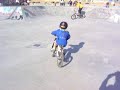 skatepark, bikepark.Niño de 6 años con su bici de 16