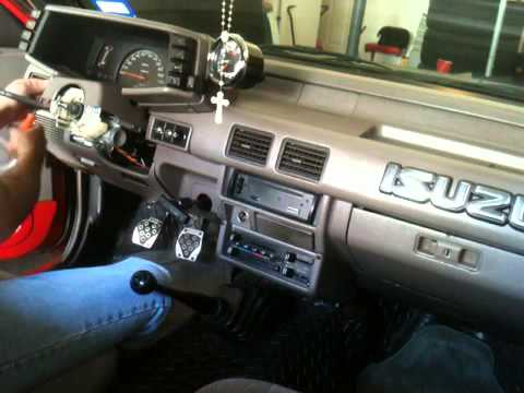95 Isuzu pickup dash removal 1(4)