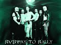 Name: 2000 Meilen unterm MeerArtist: Subway to SallyAlbum: Engelskrieger [2003]Lyrics:Zwei weiße Segel glitten grad durch deine Augen. Darin die See ist tiefer als ein Lot je ging.Ein Sturm zieht auf mit Wellen, die zum Töten taugen,die jedes Schiff verschlingen, das am Anker hing.Zwei weiße Haie glitten grad durch deine Augen. Ich schmeck das bittre Salz der See in meinem Mund.Es ist noch Angst in mir, wie könnte ich auch glauben, dass dort kein Zweifel wäre unten auf dem Grund?Ich versinke. Ich ertrinke.Ich will keine Schmerzen mehr.Ich will dort sein, wo es still ist:2000 Meilen unterm Meer.Zwei weiße Flügel falten sich um deine Schultern.Im Rausch der Tiefe bist du weiß und wunderschön.Ich weiß genau, du bist jetzt hier, mich zu erlösen.Ich kann nicht weiterschwimmen, bitte lass mich gehn.Ein weißes Licht verschlingt die Haie und die Segel,verschlingt die See und in mir wird es still, so still.Ich bitte dich, schalt ab die summenden Maschinen,die mich am Leben halten - länger als ich will.Ich versinke. Ich ertrinke ...