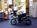 Flic qui tombe de la moto