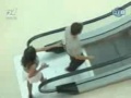 Una mujer Se Le Cae La Falda En Centro Comercial