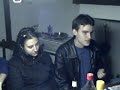 golgotah � tornato... e stavolta sono cazzi!!
versione extended: http://video.google.it/videoplay?docid=2174580201192853002

recensione
la volont� di confezionare il seguito di un film indipendente che nel 2007 ebbe un impatto devastante sul genere horror e che ancora oggi conserva gelosamente lo statuto di cult, non pu� ignorare il rischio di un comprensibile confronto filologico con l'originale.
il non aprite il panettone firmato da daniele reina tre mesi fa possedeva, e possiede tutt'ora nella considerazione del contesto storico che lo accolse, l'energia prorompente di un film fortemente ideologico.
un film di genere che negava a due facce della societ� bigotta di quegli anni ogni strategia di fuga, intrappolandole nella depravazione raccapricciante di un territorio claustrofobico in cui a combattersi erano da una parte la bologna della controcultura - suggerita dalla ricerca di fuga on the road di un gruppetto di adolescenti rockettari - e dall'altra l'appennino tosco-emiliano, inguattato nella provincia sperduta che partorisce mostri lontano dagli occhi di quella pubblicizzata e benpensante. due diverse figure di drop-out che si massacrano a vicenda, perci�.
un film che, di sbieco (ma nemmeno tanto) e forse al di l� delle reali intenzioni di reina (che mai ha saputo ripetersi a tali livelli di provocazione) assurgeva a lamento funereo e sanguinolento nei confronti del conformismo dilagante.
anche se una chiave di lettura speculare potrebbe suggerire proprio il contrario: la condanna al supplizio pi� atroce per coloro che osano sfuggire dalla societ� protettiva ed inoltrarsi in quegli anfratti patologici che la classe dominante ha deciso di tenere taciuti e segregati in quanto depositari di disperazione e morte.
ma non aprite il panettone fu soprattutto un film dell'orrore aspro e rabbioso che ha tratto linfa dalla sua rudimentalit� stilistica: un contributo formale essenziale al senso di lacerazione, di spaventoso presagio ancestrale di cui il film era permeato.
innovazione dei canoni del genere (il mostro � un panettone, � un rifiuto del natale), quindi, associata al valore ideologico e alla rozza approssimazione dell'impostazione registica tipica dei b-movies: questi i baluardi con cui daniele reina ha deciso di misurarsi nuovamente.
la prima impressione � che questo seguito sappia trarre il suo maggiore giovamento proprio dalla complementarit� con l'originale, dalla rievocazione di un invisibile spirito guida portatore di un ideale di film ormai immortalato e ancora valido nella sua riproposizione.
una rievocazione che deve farsi carico del rispetto delle attuali regole del genere, soprattutto nelle forzature della parte conclusiva, nel tocco patinato e modaiolo che si inserisce nel revival di quegli anni ma che riesce a mantenersi onestamente in linea con la genuinit� del suo antenato. trattasi di genuinit� imitata, certamente studiata a tavolino, ma non scimmiottata. ed � evidente inoltre il tentativo di raggiungimento di uno scarto, l'aggiunta di piccoli brandelli di variazione rispetto all'inarrivabile predecessore. magari nella motivazione psicologica superflua che muove la fame di morte di faccia-di-maina oppure nella calibratura di un entertainment pi� al passo coi tempi, o ancora nella citazione di incubi recenti (chiari i riferimenti a the blair witch project: i falsi documentari, la presenza di un'attrice protagonista del sequel e il nome leggermente cambiato del mattatoio in cui ha luogo il duello tra faccia-di-maina e donovan).
va da s� che un'operazione di questo tipo contiene nella sua stessa progettazione il desiderio di sfruttamento di un'aura mitica che non ha smesso di agire l'immaginario. ma � pur vero che anche questo sequel pu� leggittimamente riproporre l'immagine di una societ� in cui i luoghi di martirio e di dissolutezza si annidano nelle sue viscere pi� nascoste e dimenticate. (menetti lorenzo)