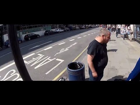 VIDEO: Dirljivo - Biciklista odveo beskućnika u kupovinu VIDEO: Dirljivo - Biciklista odveo beskućnika u kupovinu