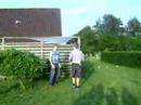 Skovbo Efterskole 06/07 - Jesper og Dennis hopper i Jans hæk Skovbo Efterskole 06/07 - Jesper og Dennis hopper i Jans hæk