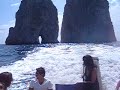 Navegando frente a Capri y los Faraglioni