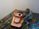 Koen speelt met zijn auto's