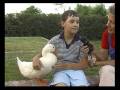 Santiago Schinner y la compañia de su pato Luv