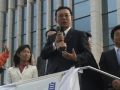 谷垣禎一総裁は１２月５日、丸川珠代女性局長らとともに岡山県岡山市を訪れました。 谷垣総裁はまず市内の黄ニラの生産工場を視察。工場で働く親子に労いの声をかけました。 このあと、岡山駅近くで行った街頭演説会で谷垣総裁は、今後の党の方向性について、 「『家族・地域・伝統』と『個人の努力・工夫』を大事にし、自助・共助・公助のバランスをとることが政治の軸であるべきだ」と語りました。