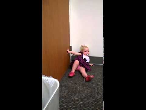 how to react to toddler tantrums