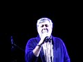 alcune delle grandissime emozioni che un francesco guccini in splendida forma ci ha regalato.... 
spoleto (piazza duomo) - 18 settembre 2008

su in collina

pedro, cassio ed anche me, quella mattina
sotto una neve che imbiancava tutto
dovevamo incontrare su in collina
laltro compagno, figl del biondo, il brutto

il vento era ghiacciato e per la schiena
sentivamo un gran gelo da tremare
cera un freddo compagni su in collina
che non riuscivi neanche a respirare

andavamo via piano, e te cammina!
perch� veloci non si poteva andare
ma in mano tenevam la carabina
ci fossero dei crucchi a cui sparare

era della brigata il brutto su in collina
ad un incrocio forse cera gi�
e insieme allaltra stampa clandestina
doveva consegnarci lunit�

ma pedro si � fermato e stralunato
grid� compagni mi si gela il cuore
legato a tutto quel filo spinato
guardate l� che c� il brutto, � la che muore

non capimmo pi� niente e di volata
tutti corremmo su per la stradina
l� cera il brutto tutto sfigurato
dai pugni e i calci di queglassassini

era scalzo, n� giacca n� camicia
lungo un filo alla vita e tra le mani
teneva unasse di legno e con la scritta
questa � la fine di tutti i partigiani

dopo avere maledetto e avere pianto
labbiamo tolto dal filo spinato
sotto la neve, compagni, abbiam giurato,
che avrebbero pagato tutto quanto.

labbiam sepolto l� sulla collina
e sulla fossa ci ho messo un bastone
cassio ha sparato con la carabina
un saluto da tutto il battaglione

col cuore stretto siam tornati indietro
sotto la neve andando, piano piano
piano sul ghiaccio che sembrava vetro
piano tenendo stretta lasse in mano

quando siamo arrivati su al comando
ci hanno chiesto: la stampa clandestina!
cassio mostra il cartello in una mano
e pedro indica un punto su in collina

il cartello pass� di mano in mano
sotto la neve che cadeva fina
in gran silenzio ogni partigiano
guardava quel bastone su in collina