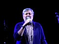 alcune delle grandissime emozioni che un francesco guccini in splendida forma ci ha regalato.... 
spoleto (piazza duomo) - 18 settembre 2008

su in collina

pedro, cassio ed anche me, quella mattina
sotto una neve che imbiancava tutto
dovevamo incontrare su in collina
laltro compagno, figl del biondo, il brutto

il vento era ghiacciato e per la schiena
sentivamo un gran gelo da tremare
cera un freddo compagni su in collina
che non riuscivi neanche a respirare

andavamo via piano, e te cammina!
perch� veloci non si poteva andare
ma in mano tenevam la carabina
ci fossero dei crucchi a cui sparare

era della brigata il brutto su in collina
ad un incrocio forse cera gi�
e insieme allaltra stampa clandestina
doveva consegnarci lunit�

ma pedro si � fermato e stralunato
grid� compagni mi si gela il cuore
legato a tutto quel filo spinato
guardate l� che c� il brutto, � la che muore

non capimmo pi� niente e di volata
tutti corremmo su per la stradina
l� cera il brutto tutto sfigurato
dai pugni e i calci di queglassassini

era scalzo, n� giacca n� camicia
lungo un filo alla vita e tra le mani
teneva unasse di legno e con la scritta
questa � la fine di tutti i partigiani

dopo avere maledetto e avere pianto
labbiamo tolto dal filo spinato
sotto la neve, compagni, abbiam giurato,
che avrebbero pagato tutto quanto.

labbiam sepolto l� sulla collina
e sulla fossa ci ho messo un bastone
cassio ha sparato con la carabina
un saluto da tutto il battaglione

col cuore stretto siam tornati indietro
sotto la neve andando, piano piano
piano sul ghiaccio che sembrava vetro
piano tenendo stretta lasse in mano

quando siamo arrivati su al comando
ci hanno chiesto: la stampa clandestina!
cassio mostra il cartello in una mano
e pedro indica un punto su in collina

il cartello pass� di mano in mano
sotto la neve che cadeva fina
in gran silenzio ogni partigiano
guardava quel bastone su in collina