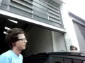 Pe Lanza se irrita com fã, por ter 'aberto' a porta do seu carro
