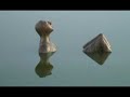 hombre río colocación